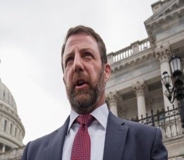 Le secrétaire à la Sécurité intérieure, Markwayne Mullin, a affirmé que les bénéficiaires haïtiens du TPS pouvaient demander la résidence permanente