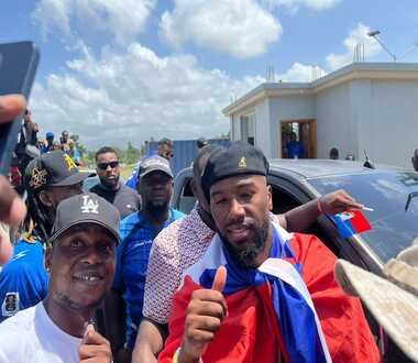 Les jeunes en Haïti qui donnent des conseils à Nazon pour qu'il explique à Placide comment être gardien de but.Qu'est ce qu'ils ont dit sur Placide?