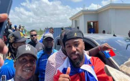 Les jeunes en Haïti qui donnent des conseils à Nazon pour qu'il explique à Placide comment être gardien de but.Qu'est ce qu'ils ont dit sur Placide?