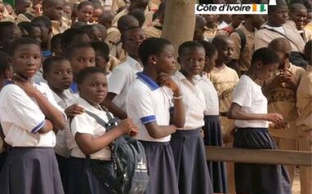 Tension à l’école : une pétition qui fait craindre un séisme.Des élèves de Côte d’Ivoire lancent une pétition pour conserver leurs coiffures à l’école.