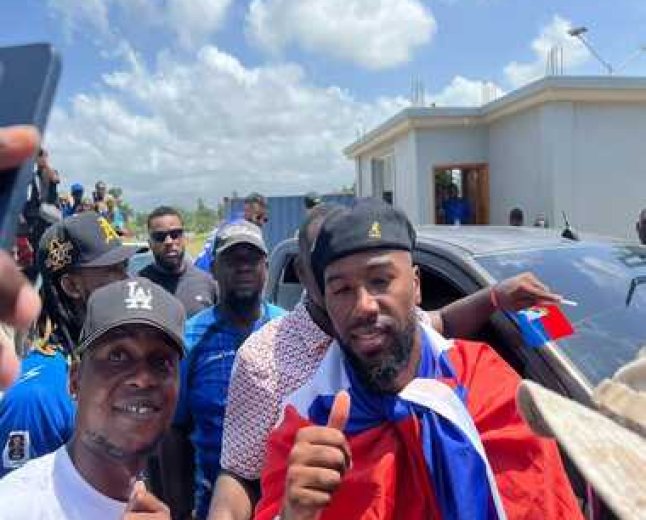 Les jeunes en Haïti qui donnent des conseils à Nazon pour qu'il explique à Placide comment être gardien de but.Qu'est ce qu'ils ont dit sur Placide?