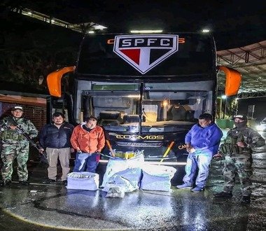 Scène hallucinante en Bolivie : le bus de la délégation de São Paulo a été intercepté par la police, qui y a découvert 86 kg de marijuana.