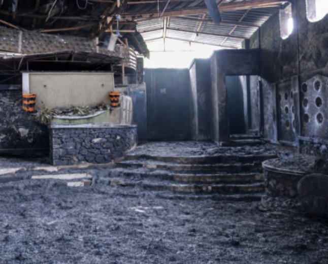 Incendie à l’Iguana Café : le propriétaire grièvement blessé, l’enquête se poursuit. Qui est-il ?