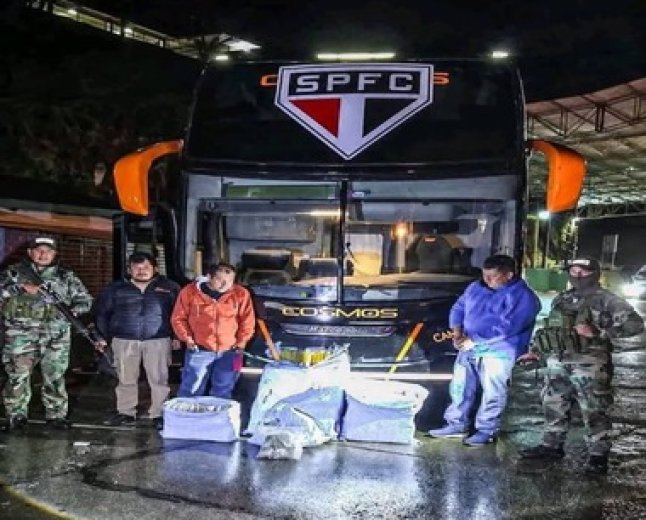 Scène hallucinante en Bolivie : le bus de la délégation de São Paulo a été intercepté par la police, qui y a découvert 86 kg de marijuana.