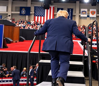 Vidéo virale : que cache la mystérieuse bosse sous le costume de Trump ?
