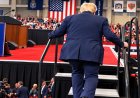 Vidéo virale : que cache la mystérieuse bosse sous le costume de Trump ?