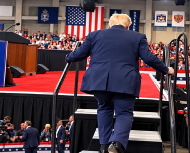 Vidéo virale : que cache la mystérieuse bosse sous le costume de Trump ?