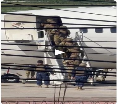 Encore une forte quantité de troupes de l'Armée salvadorienne débarquent à l'aéroport international Toussaint Louverture