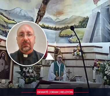 Équateur : un crucifix géant tombe sur un prêtre en pleine messe, le drame filmé en direct