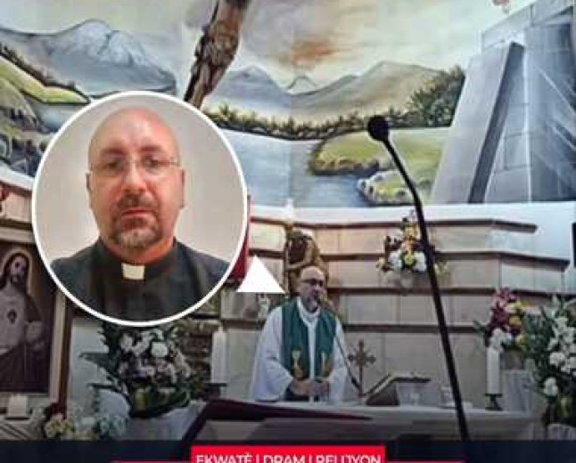 Équateur : un crucifix géant tombe sur un prêtre en pleine messe, le drame filmé en direct