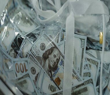 Un homme a découvert une somme d’argent dans une valise laissée dans une salle de bains, rapporte le Washington Post.Combien de dollars a t-elle découvert ?