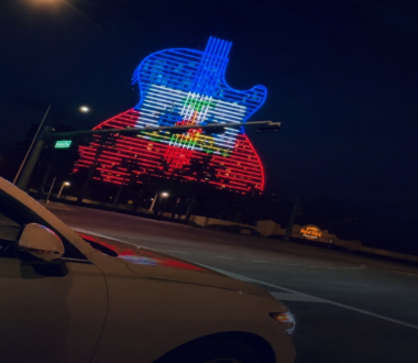 Révélations du 18 mai : Hard Rock Hollywood a illuminé ses façades aux couleurs d’Haïti le 18 mai, jour de la fête du Drapeau ,Quel impact sur la visibilité en ligne de Hard Rock Hollywood ? »