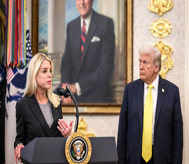Pam Bondi a annoncé qu’on lui a diagnostiqué un cancer de la thyroïde.Quel poste occupait-elle avant son départ et quand est‑il intervenu ?