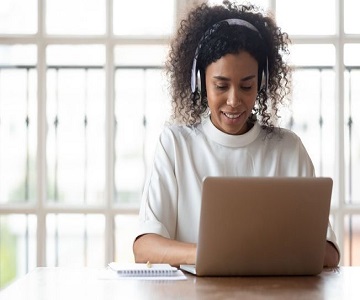 Écouter de la musique tout en travaillant contribue à créer une ambiance positive et vous aide à devenir plus productifs