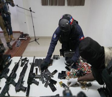 PNH Frappe Bel-Air : Arsenal M16 et Kalach et 4 900 Cartouches Saisies , les Gangs Haïtiens Tremblent , une fin proche