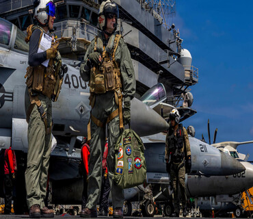 Destroyers nucleaires et avions invisibles : les États Unis déploient son monstre, mais contre qui?